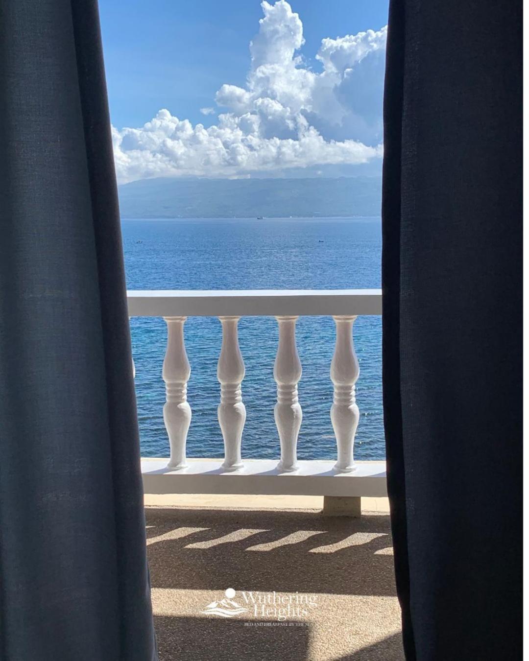 Wuthering Heights Bed & Breakfast By The Sea Dumaguete City Extérieur photo